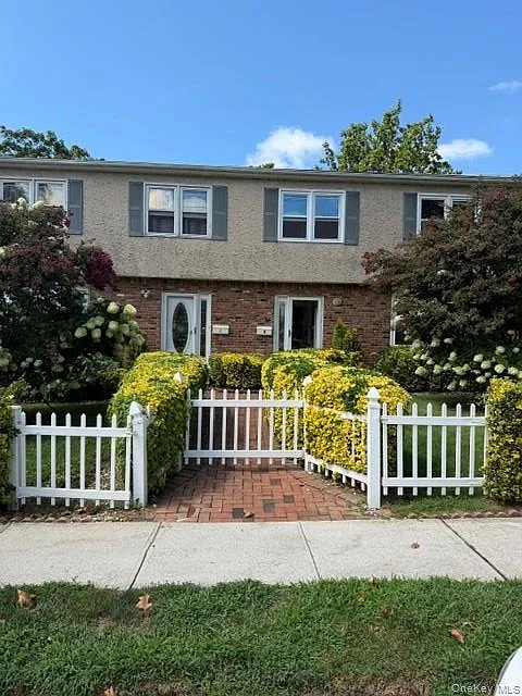 3 bed, 1.5 bath, 2876 sqft, $4,000 — Photo 1