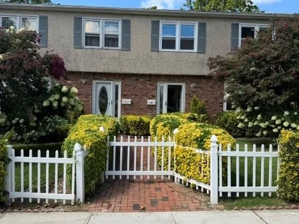 11 Chestnut St, Glen Cove, NY 11542