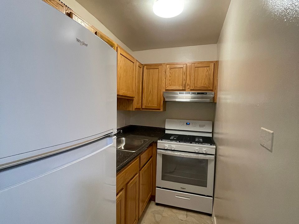 1st image of 800 Victory Blvd APT 1S