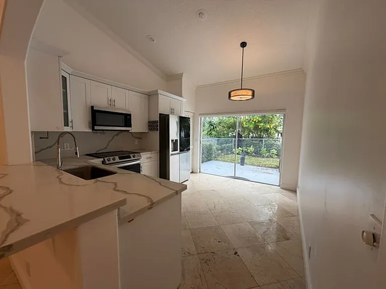 7657 Sanctuary Dr — Photo 2