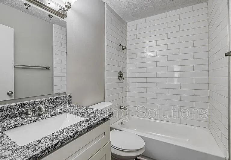 5311 NE 46th Ter — Photo 8