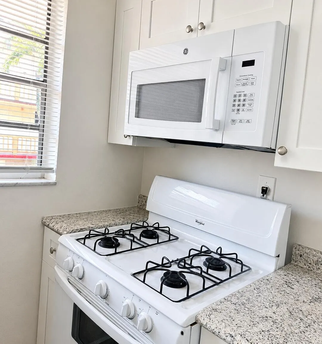 3 bed, 1.0 bath, 798 sqft, $2,300 — Photo 3