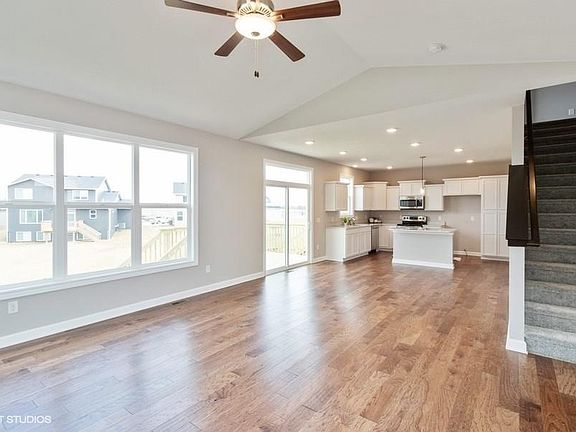 4th image of 605 SE Maxwell Dr