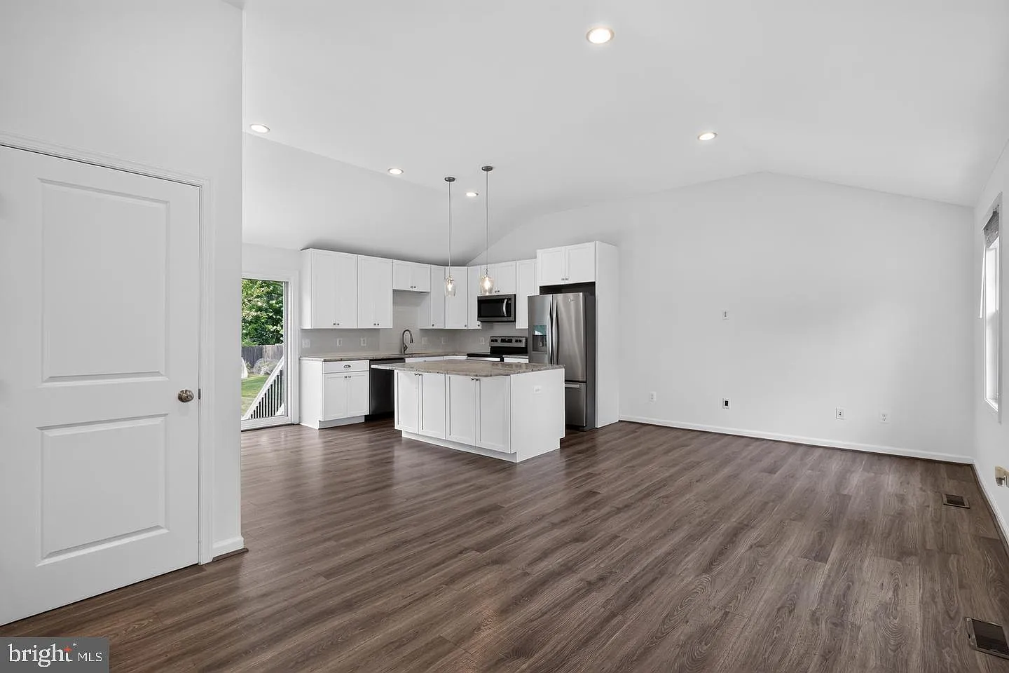 3 bed, 3.0 bath, 1807 sqft, $3,695 — Photo 4