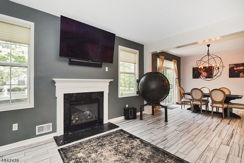 1st image of 12 CARRINGTON PL