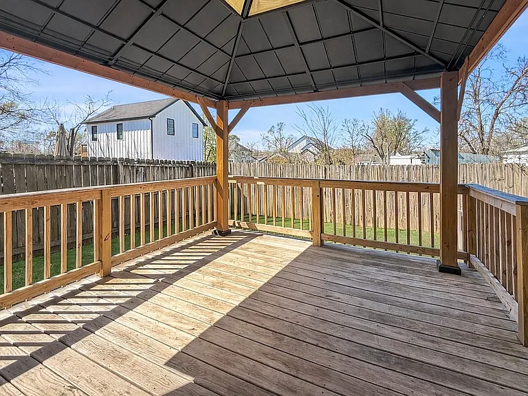 110 SE G Ct — Photo 22