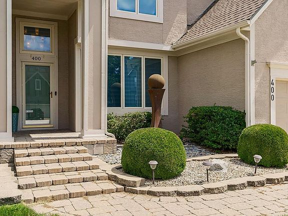 2nd image of 400 NE Emerald Dr
