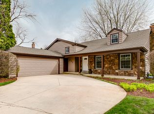 437 Catalpa Ln, Libertyville, IL 60048