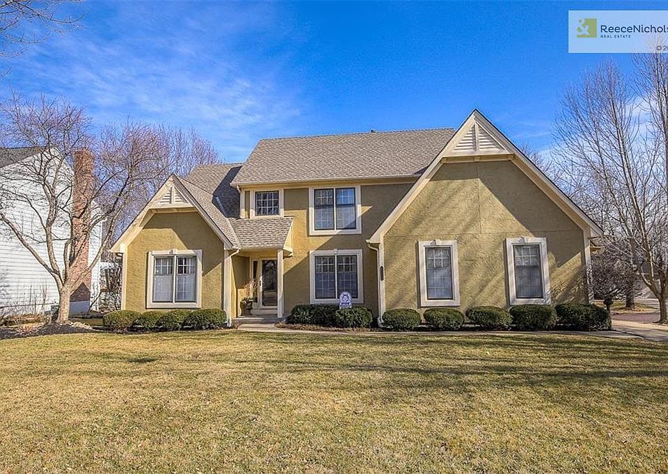 Beautiful story and a half in desirable Kensington Manor.