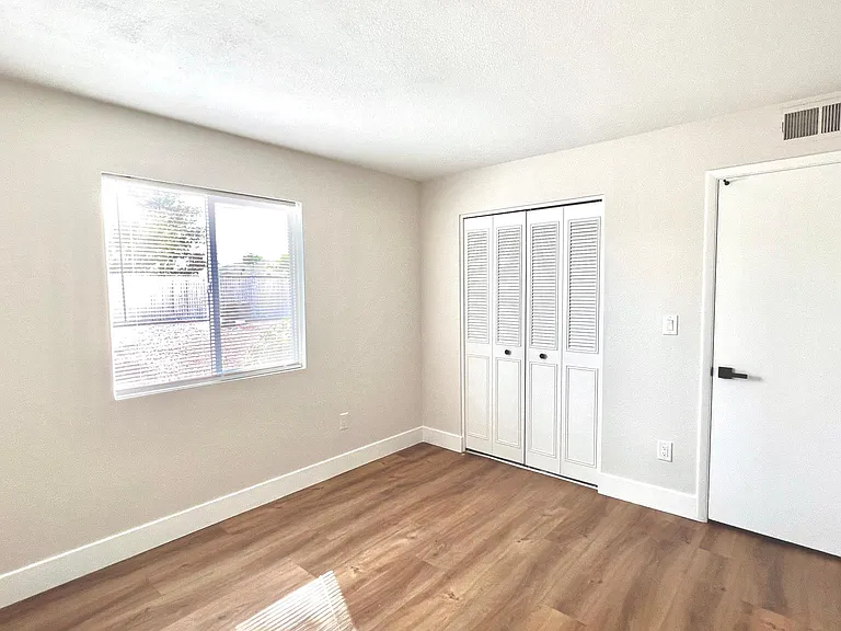 5406 S College Ave — Photo 19