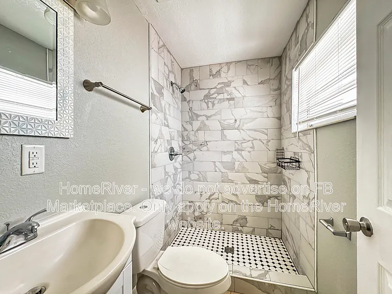 705 W 9th St — Photo 11