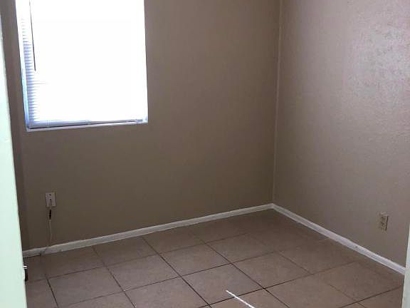 5th image of 2621 Lowes Pl