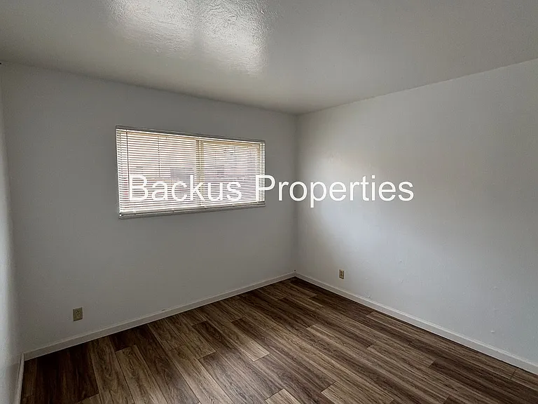 922 Lupin Dr — Photo 12