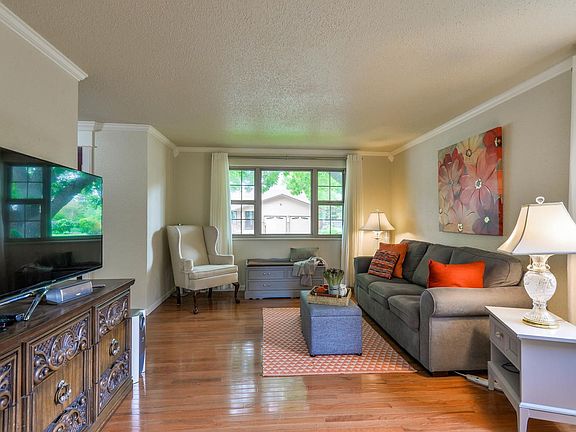 716 Locust St Windsor CO 80550-large-079-45-Living Room4-1498x1000-72dpi.jpg