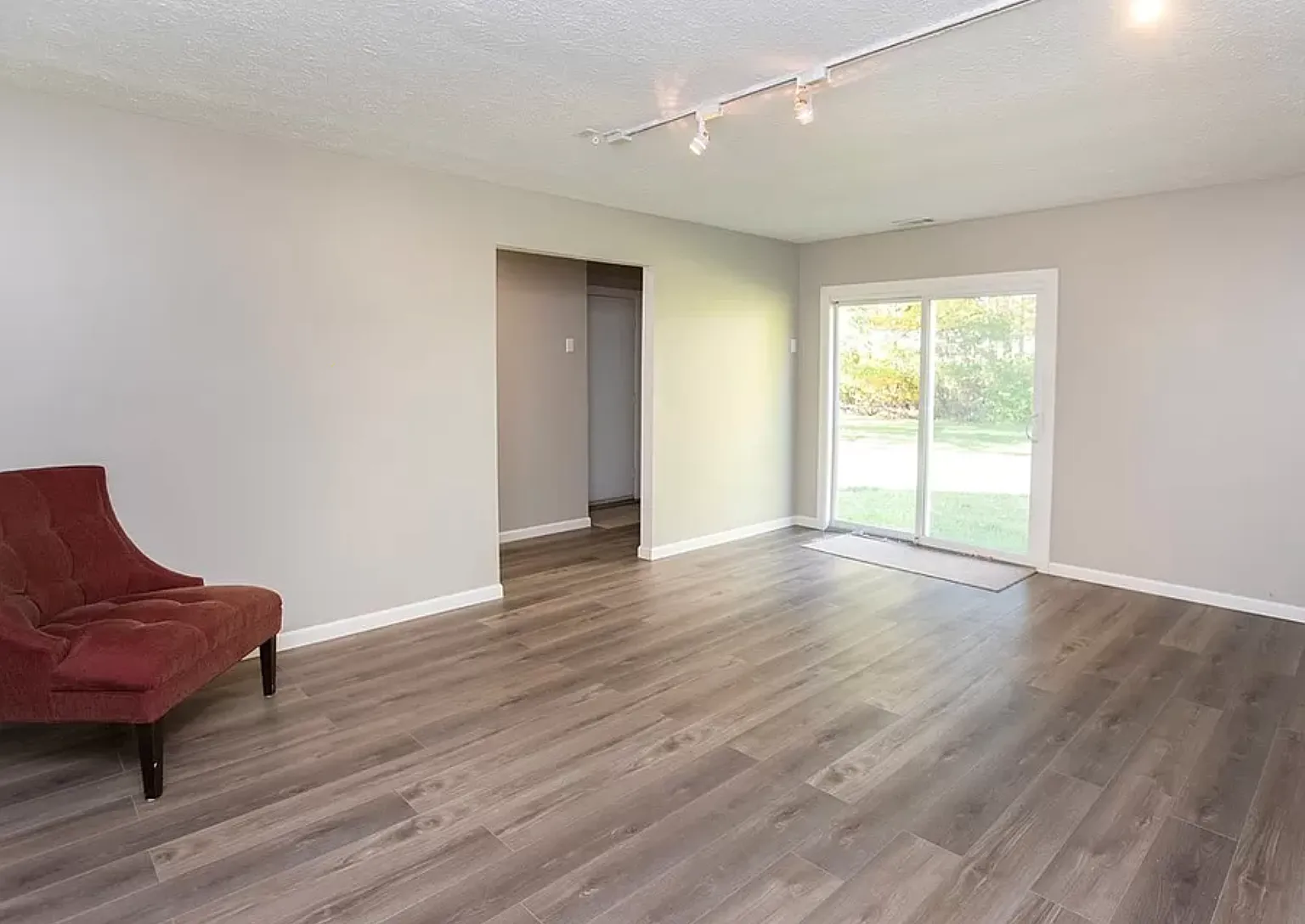 1 bed, 900 sqft, $1,300 — Photo 2