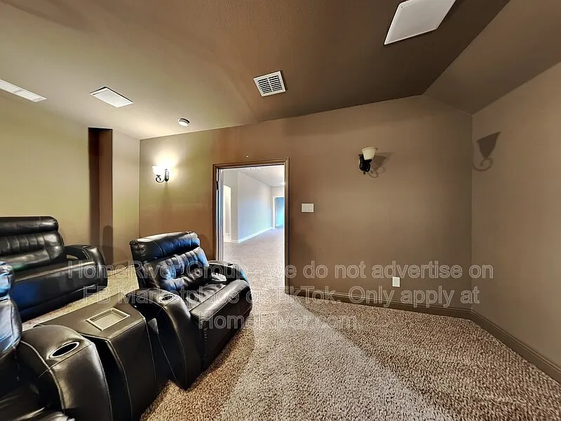 5 bed, 4.0 bath, 4654 sqft, $6,500 — Photo 4