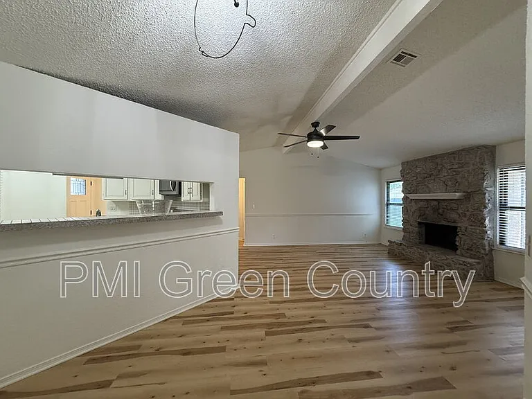 1203 W Austin St — Photo 11