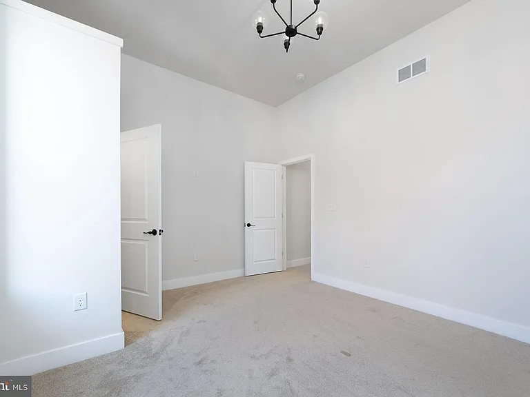 151 N York St #B — Photo 11