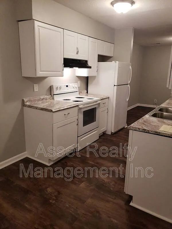 3 bed, 1.5 bath, 1330 sqft, $1,295 — Photo 2