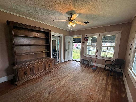 5th image of 808 Loraine St
