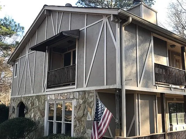1051 Sherwood Dr — Photo 2