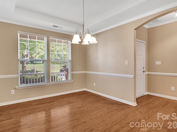 3rd image of 2025 Glenhaven Dr