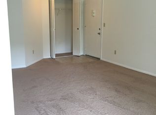 702 Overlook Circle Dr APT G, Ballwin, MO 63021