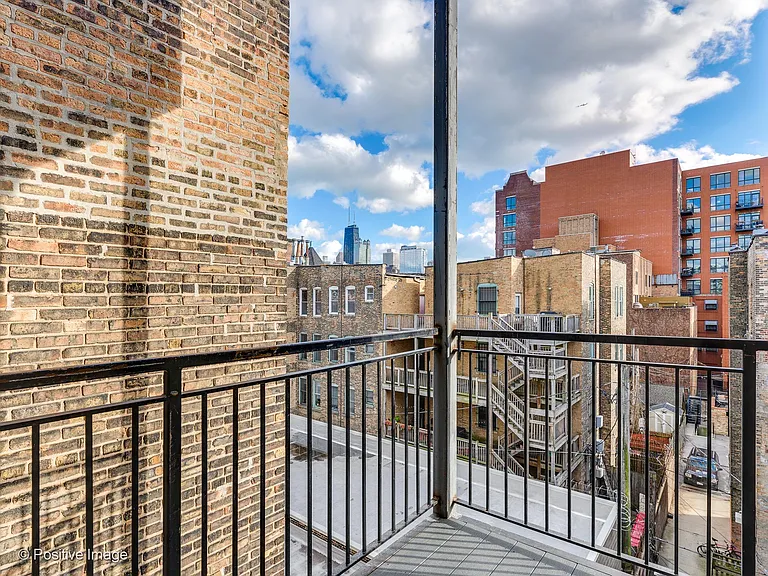 1511 N Sedgwick St — Photo 1