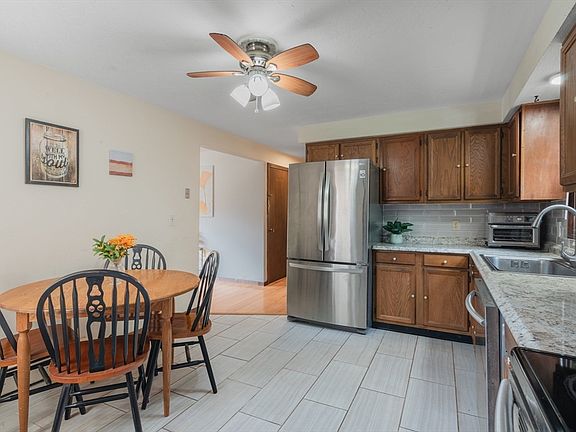 4th image of 52 Fairlawn Cir
