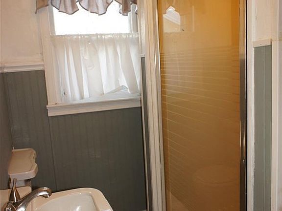 5th image of 107 W Poe St