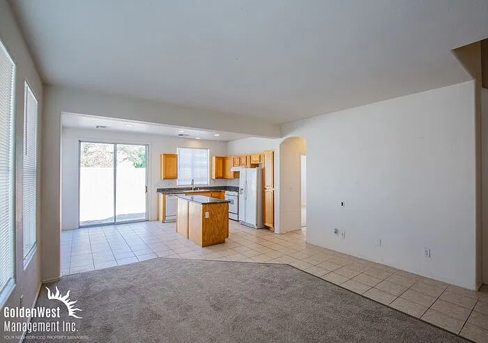 3 bed, 3.0 bath, 1650 sqft, $2,050 — Photo 2