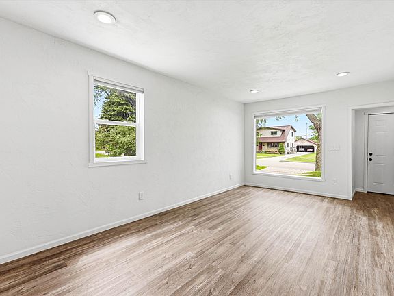 5th image of 834 Oak St
