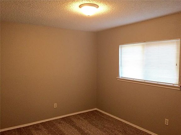3rd image of 2613 Berkshire Ln
