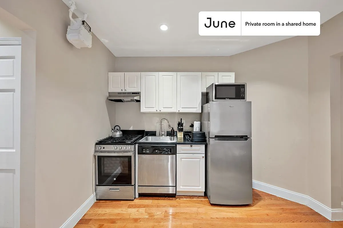 Queen bedroom in 2 bed/1 bath home in East Harlem #746 A — Photo 4