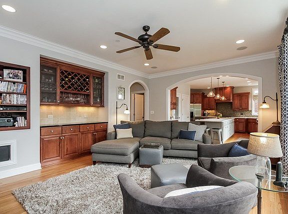 3rd image of 302 N Stone Ave