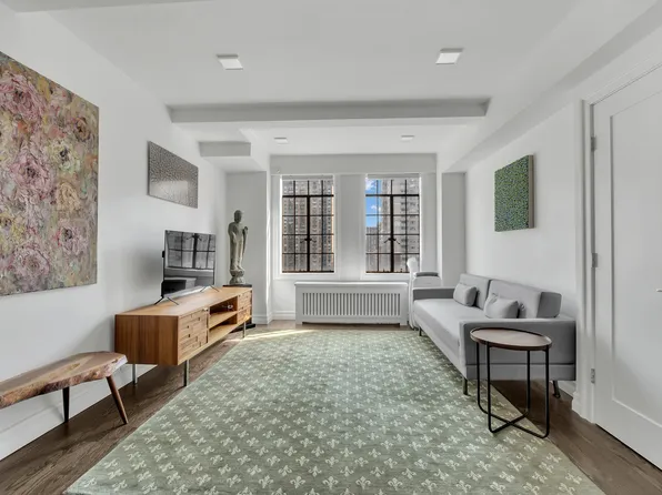 320 East 42nd Street image 1 of 5