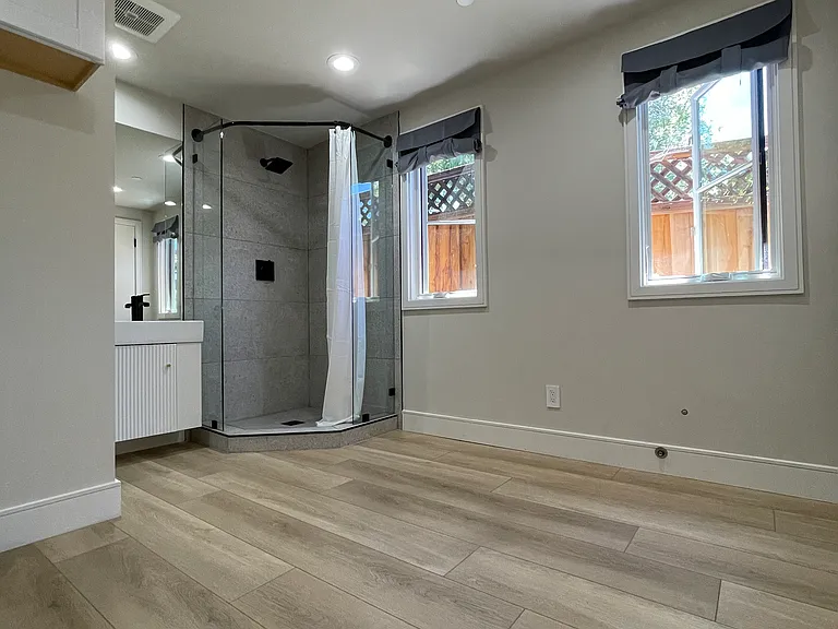 2525B Waverley St — Photo 9