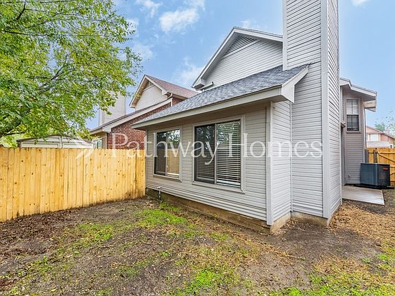 3rd image of 920 Fairbanks Cir