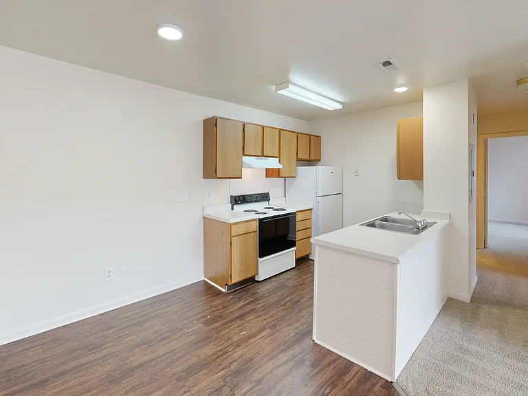 Lyons Gate Apartments — Photo 22