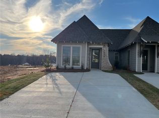 72 Forest Ln, Opelika, AL 36801