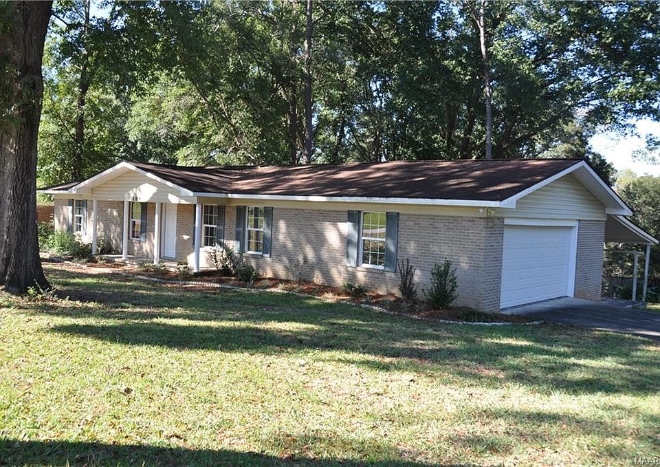 Large Corner Lot  
Huge Oaks