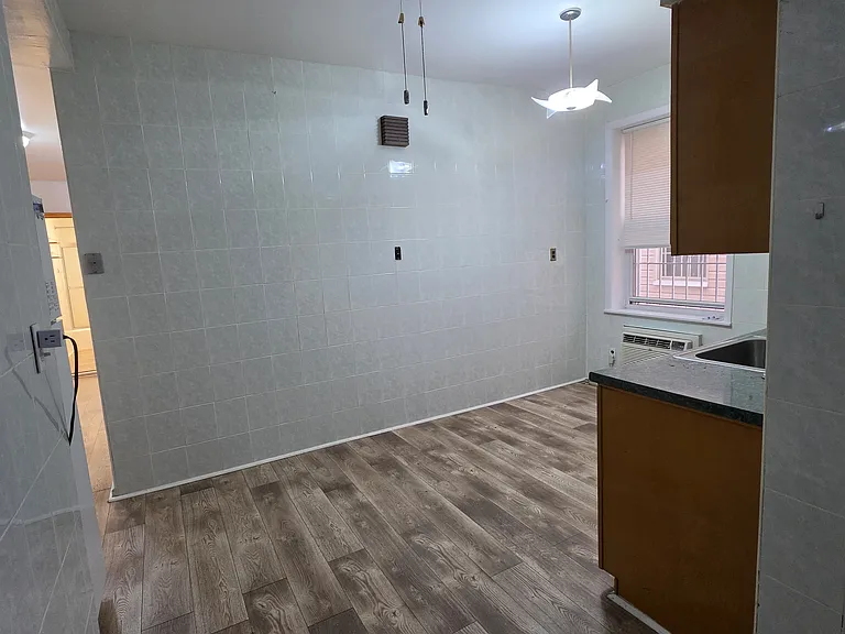 1931 W 11th St #1RR — Photo 4