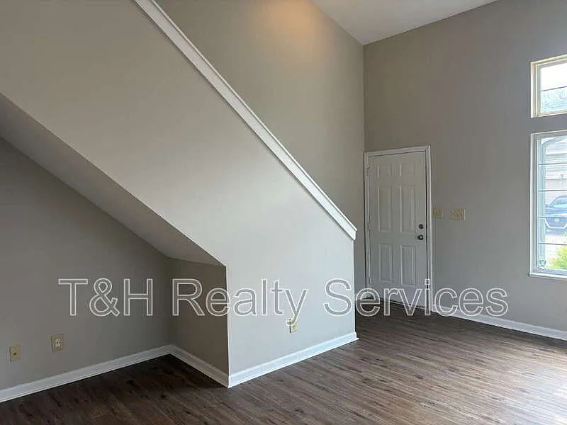 3 bed, 2.5 bath, 1220 sqft, $1,800 — Photo 3
