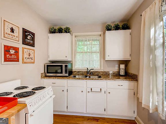 5th image of 203 E Davis St