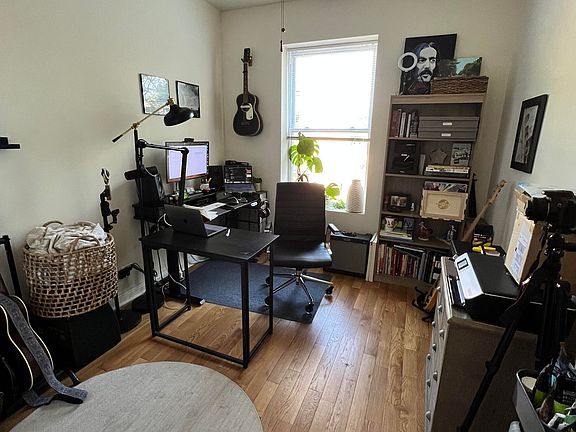 2nd image of 2137 W Ainslie St #2