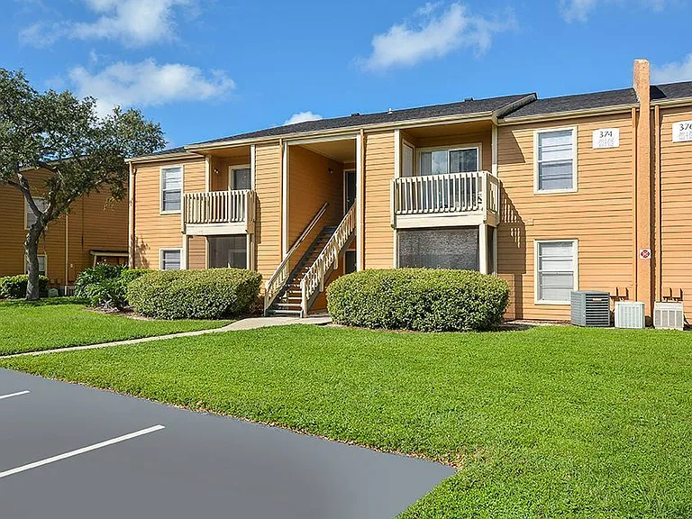 Windwood Oaks Apartments — Photo 8