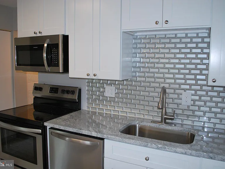 9707 Kings Crown Ct #201 — Photo 5