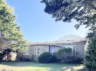 669 10th St SW, Bandon, OR 97411