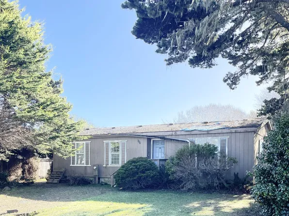 669 10th St SW, Bandon, OR 97411