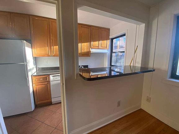 4th image of 20-12 Crescent St #2B